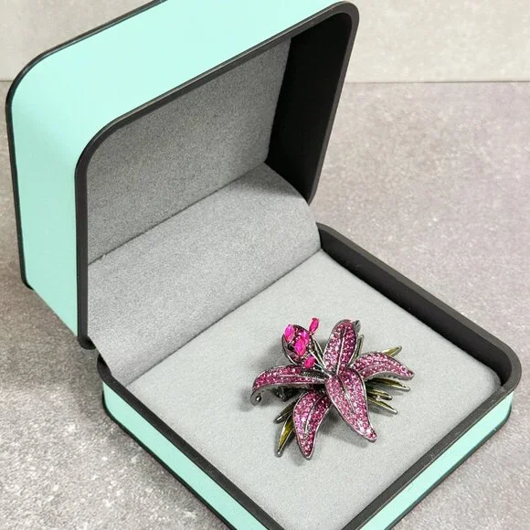 Lily flower brooch, Purple Crystal brooch, vintage brooch, Crystal Floral brooch - Picture 2 of 8